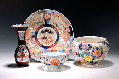 Image Four parts Japan, Imari, 19th century, flower pot with butterfly and flowers, hairy cracks, height 16 cm, width 23 cm, vase around 1910/20, with geisha motif, height 25 cm, width 11.5 cm, bowl , peony motif, rest., D. 19 cm, H. 9 cm, plate with phoenix motif, bamboo and bird, style. Temple, D. approx. 33 cm, H. 8 cm with wall bracket, rest.