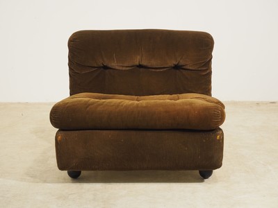 Image Armchair C&B Italia, Model: Amanta by Mario Bellini, brown chenille covers, loose cushions placed, freestanding, expandable with additional modules, significant signs of age and use, approx. 63x85x80 cm