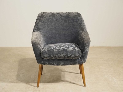 Image Cocktail armchair, gray floral-patterned fabric covers, loose seat cushion, conically flared wooden legs, signs of age and use, approximately 81x55x67 cm