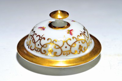 Image Replacement lid, Meissen, around 1730, porcelain, fine gold decoration, small. painted insects, inside with gilder's mark 46,diameter approx. 7 cm, curved shape