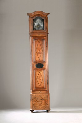 Image Large grandfather clock, German, around 1800, mass. Inlaid two-part wooden case, shortened base, beveled corners, door handle missing, large hinges, with vases/flowers and animal depictions as well as stars inlaid in diamonds. sideways Cassettes, stress-cracked, Comtoiser clockwork (originally not included),front sec., pewter applications, pewter numeral ring, brass hands, half-hour chime on bell with repetition, pendulum and weights sec., crank missing, clock incongruous with the door cutout, running. approx. 1 week, H. approx. 275cm, WZ 3, GZ 2-3