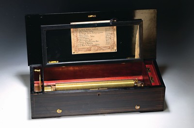 Image Roller music box, Switzerland, around 1900, veneered wooden case, lid with marquetry, inner glass lid, complete comb with 72 points,gear winder with winding lever, 10 melodies, inner lid with handwritten song sheet P.V.F Ste. Croix Suisse, intact, with case key, 15x55x22 cm