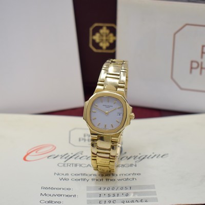 Image PATEK PHILIPPE Nautilus fine 18k yellow gold ladies wristwatch reference 4700/51, quartz, bezel at the sides 4-times screwed down, sapphire crystal, original bracelet with deployant clasp, white Sigma-dial with applied gold-indices and hands, date at 3, calibre E19C, measures approx. 31 x 28 mm, length approx. 17,5 cm, original box and certificate, sold in January 1992, signs of use due to age, otherwise condition 2