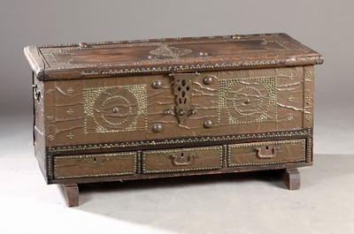 Image Dowry chest/wedding chest, probably Zanzibar, 19th century, teak with brass and copper overlays on the front and on the lid, three drawers, large decorated brass fitting with latch, inside a side shelf with lid, slight traces of age and usage, 53 x 109 x 45.5 cm, condition 2-3
