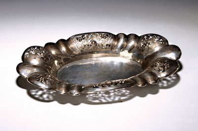 Image Oval bowl, probably Austria, silver, humped double quatrefoil shape, breakthrough work, florally decorated and engraved, 36 x 22 cm, approx. 480 g