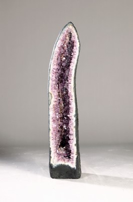 Image 130cm high amethyst druse, probably Brazil, polished front with white calcite frame, interior with fine lavender-colored amethyst crystals, concrete base, total height approx. 130 cm, good condition, from a private collection in southern Germany