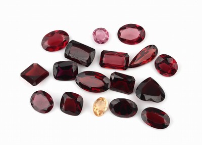 Image 17 loose garnets total approx. 58.15 ct