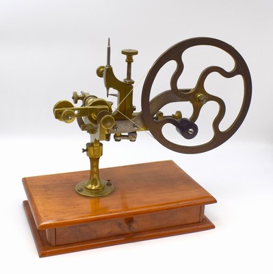 Image Rounding-up tool for watchmaker with accessories, around 1900, decorative brass- machine on original walnut-base with drawer, inside comprehensive accessories such as rounding cutter and clamping device, un- restored, measures approx. 27 x 25 x 16 cm, after overhauling in useable condition, property of a collector