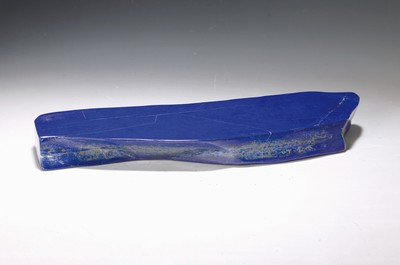 Image Elongated lapis lazuli in free form, approx. 5.2 kg, Afghanistan, upright sculptural form, ground and polished, fine golden pyrite powdering, 44x13x4 cm