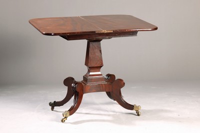 Image Transformation table, North German, around 1820, mahogany veneer, partly solid, square central column on a four-leg base, feet with castors and brass applications, hinged top, approx. 75 x 86 x 34 cm, condition 2