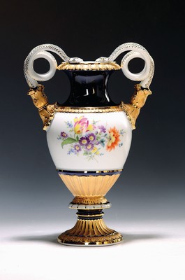 Image snake handle vase, Meissen, 20th c., porcelain, double handle, partially cobalt blue painted, large painting of bouquets of flowers, opulent gold decoration partly matt finished, H. approx. . 30 cm
