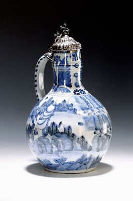Image Early Jug, Japan, Arita, end 17./beginning 18.th c.., porcelain, gray white glazed, blue painting, landscape with people, spherical Potwith slender neck, silver casing probably Frankfurt, Master Brand HAS, not interpreted, H. approx. 32 cm, pictured see ref.: Frankfurtfaience of the period of the Baroque, Museum for handicraft, Margrit Bauer, picture 75